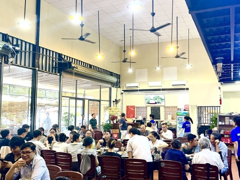 Cơm trưa văn phòng